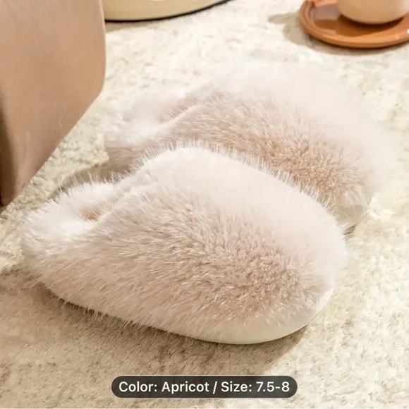 Soft and warm pink faux fur slides - Picture 2 of 3